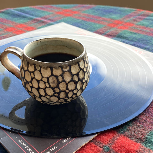 レコードの上に置かれた珈琲と音楽を楽しむ時間のイメージ